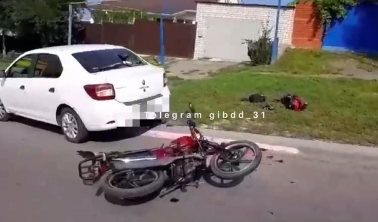 В Старом Осколе машина сбила мопед с двумя подростками