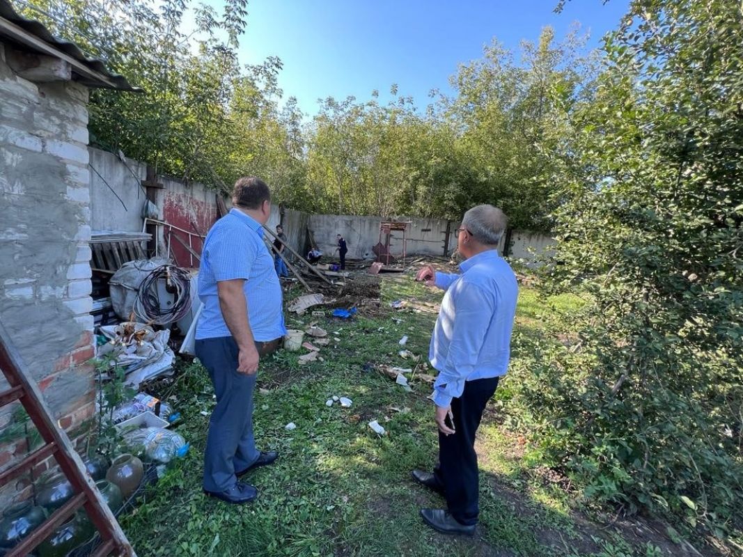 Появились фото с места падения беспилотника на туалет под Воронежем