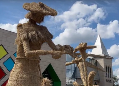 В Белгороде заканчивают устанавливать инсталляцию из сена