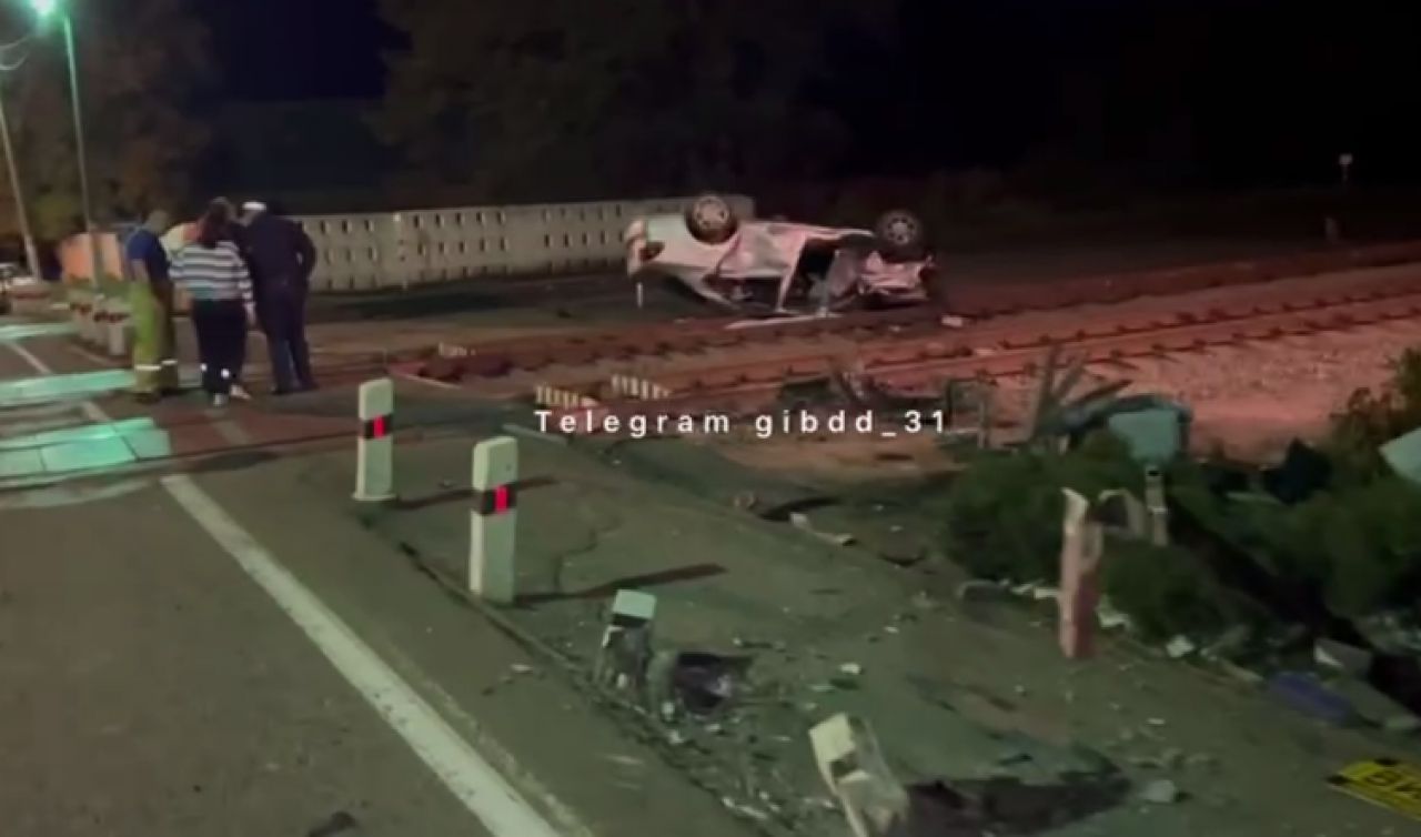 В Белгородской области водитель иномарки сбил светофор и разбился насмерть