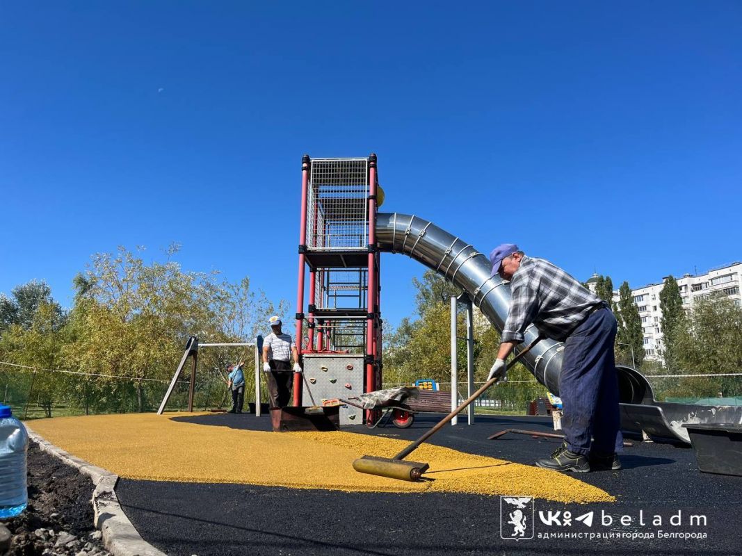 В Белгороде на детской площадке в парке Победы меняют покрытие
