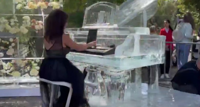 На фестивале «Белгород в цвету» сыграли на ледяном рояле