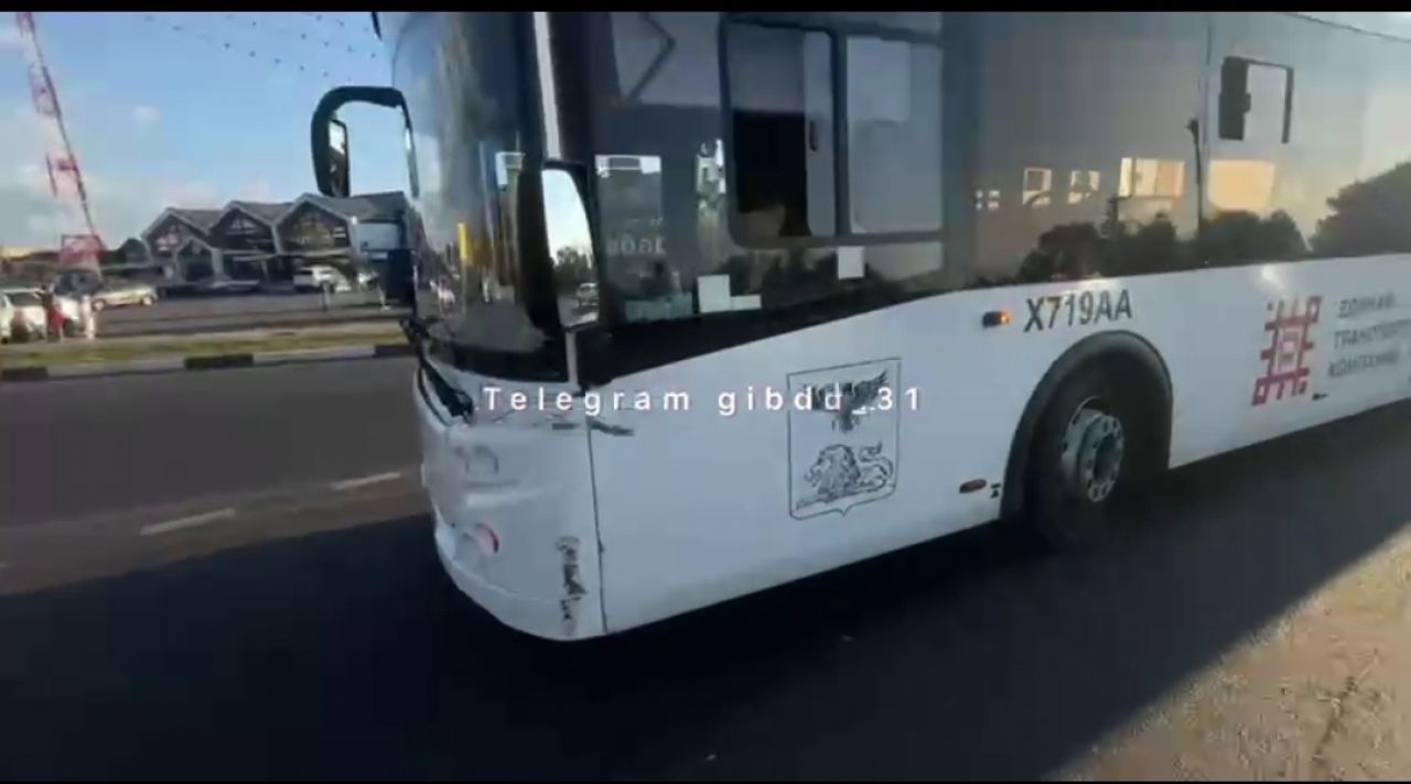 В Разумном начинающий водитель подрезал автобус и уронил пассажиров