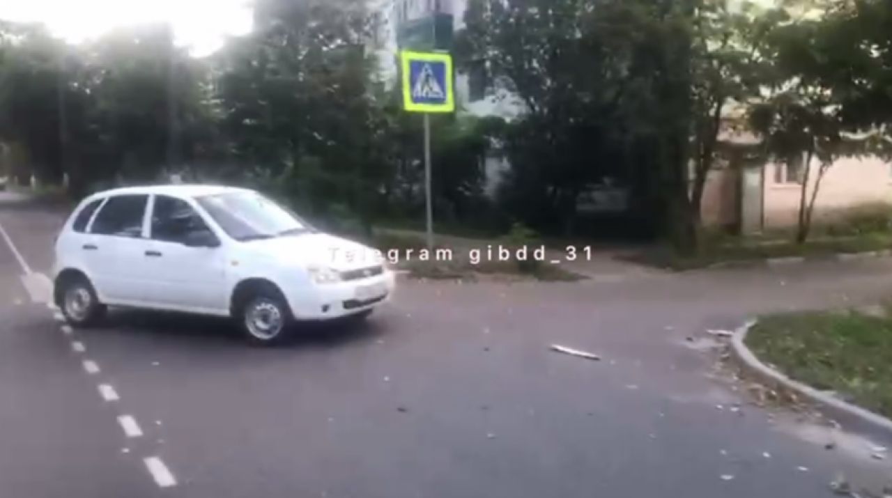 В Белгороде пьяный скутерист врезался в женскую машину