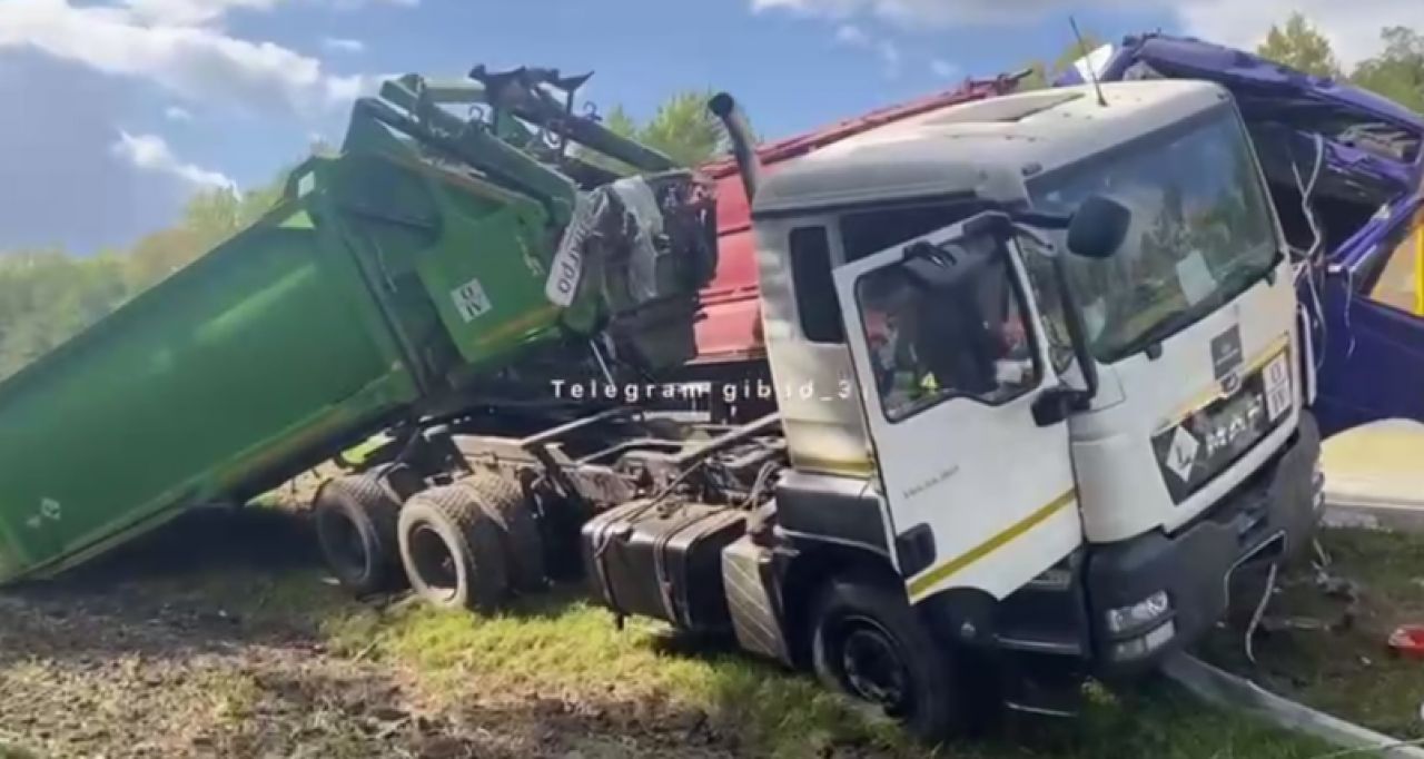В Белгородской области фура вылетела с трассы и врезалась в мусоровоз