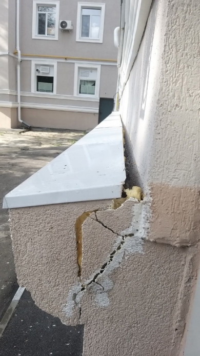 В Белгороде разваливается фасад дома после капремонта
