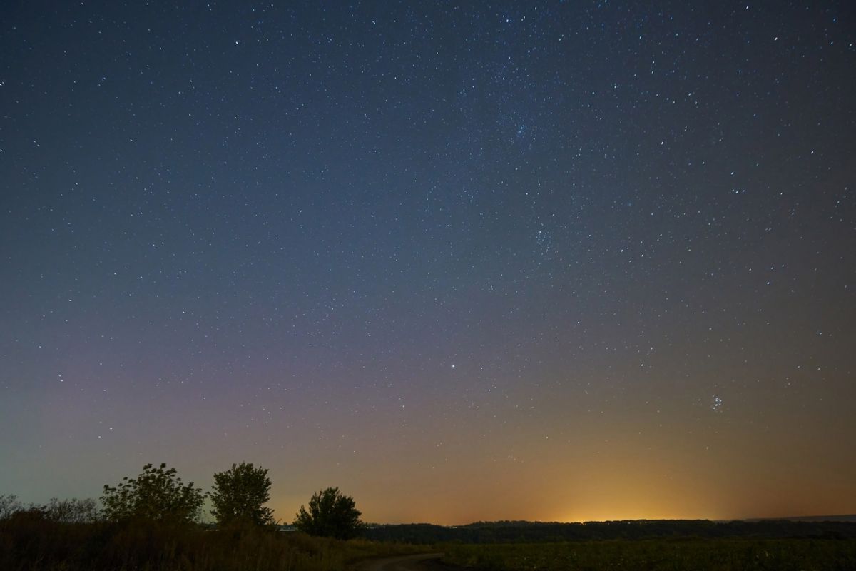 сияние в белгороде в 2014 году. зарево теплицы белгород. 02 мая 2022 белгород взрывы ночью. свечение в белгороде. теплицы электросталь ночью.
