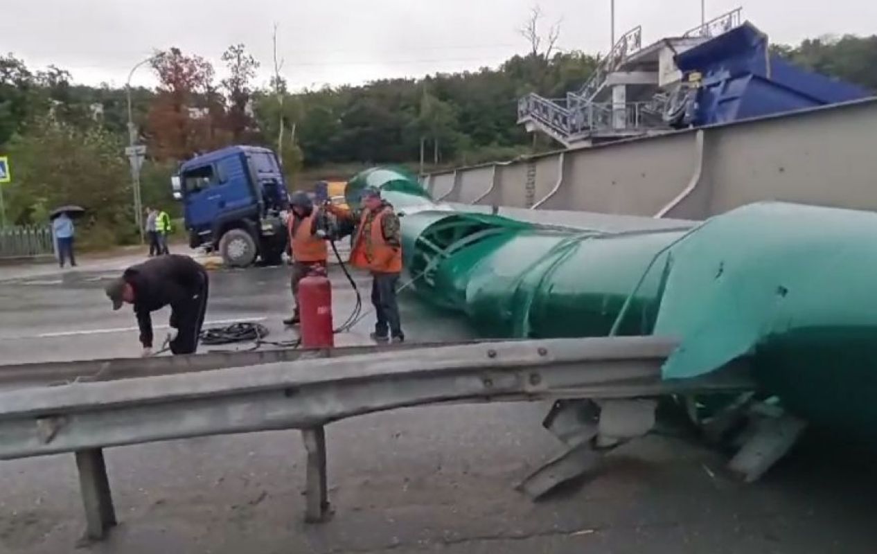 Самосвал обрушил надземный пешеходный переход на&nbsp;трассу