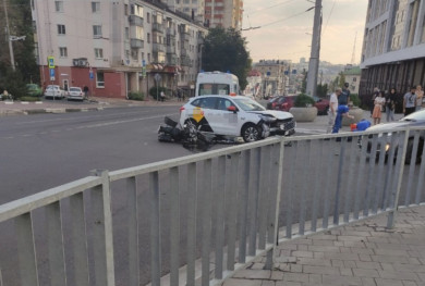 В центре Белгорода столкнулись таксист и мотоциклист