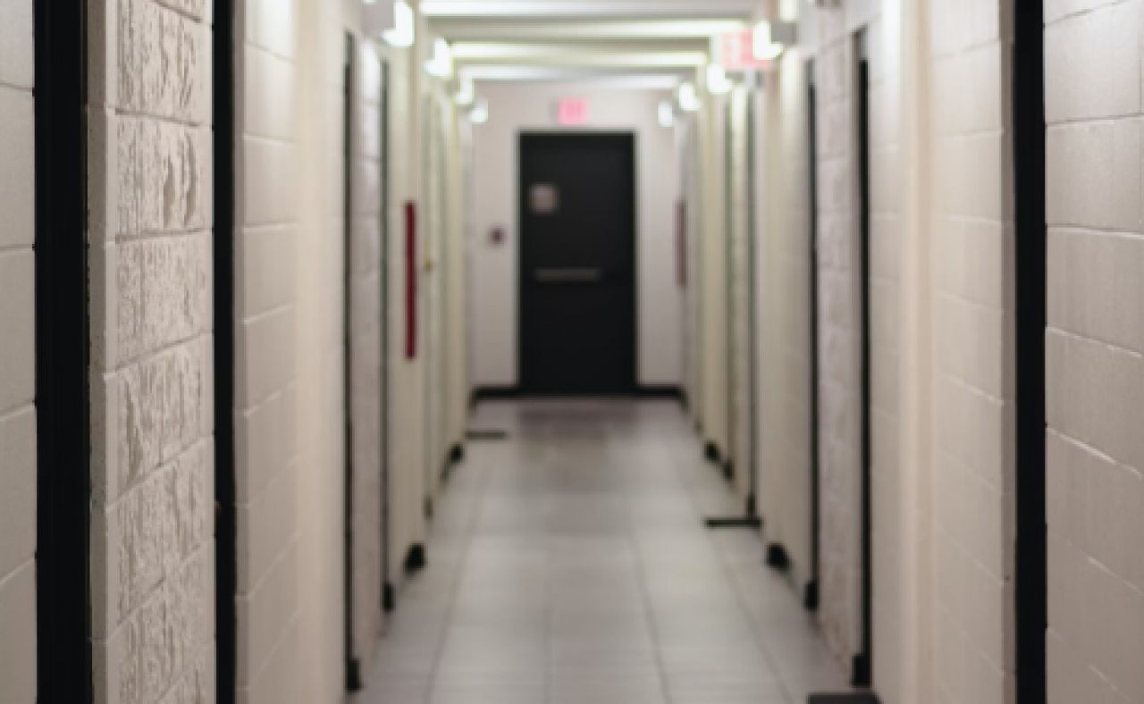 В Белгороде жильцы общежития задыхаются от трупного запаха