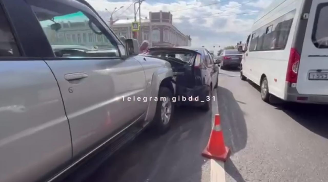 В массовом ДТП в Старом Осколе пострадали четыре человека