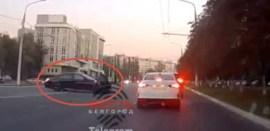 В Белгороде байкер попал под машину и вылетел с мотоцикла