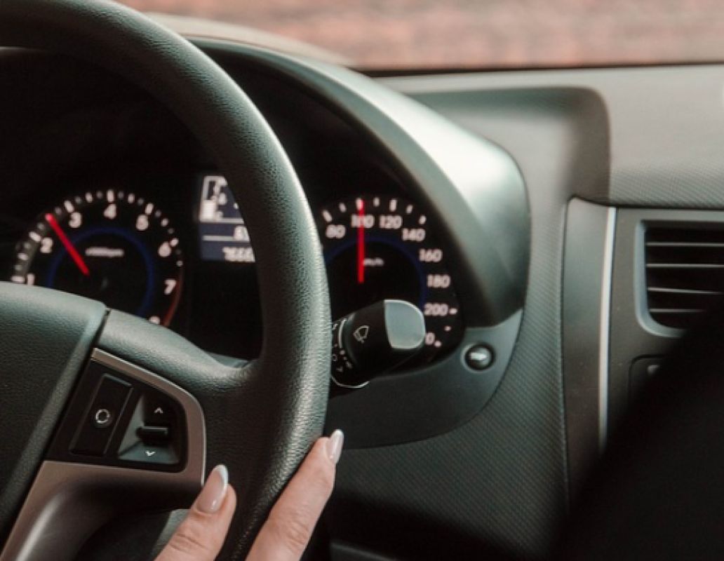 В Белгороде женщина напала на мешавшую ей иномарку