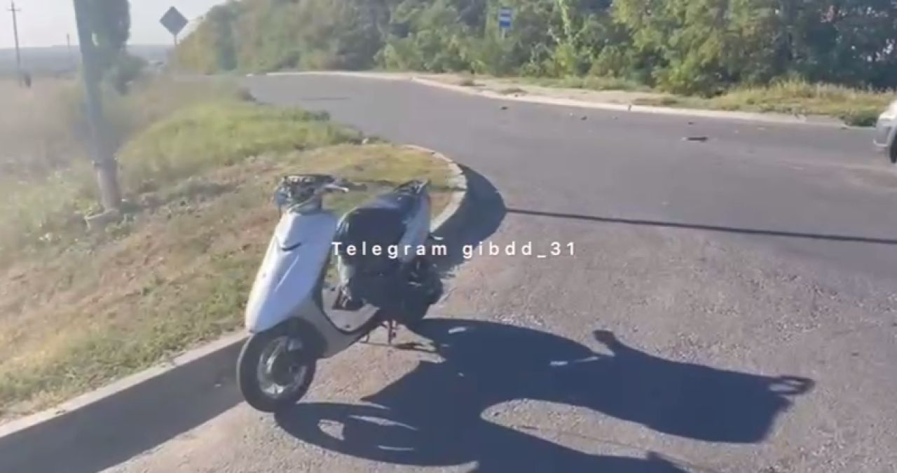 В Белгороде скутерист без прав влетел в машину и уронил девочку-подростка