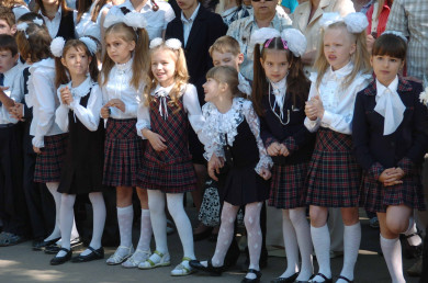 Белгородских школьников просят носить сменную обувь с белой подошвой