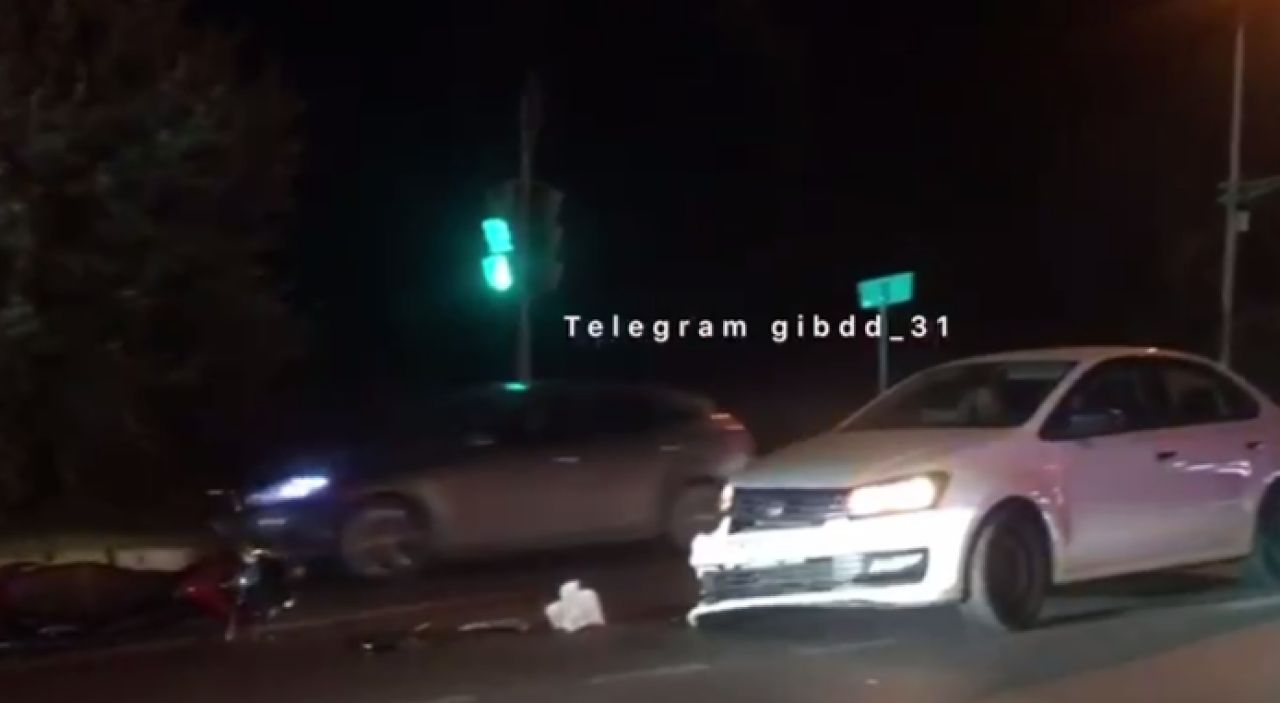 В Белгороде машина сбила мопед с юношей