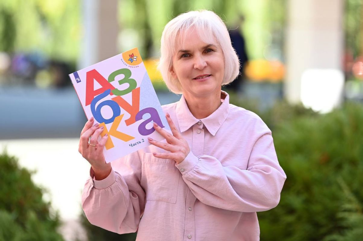 Белгородцы массово поздравляют учителей с профессиональным праздником