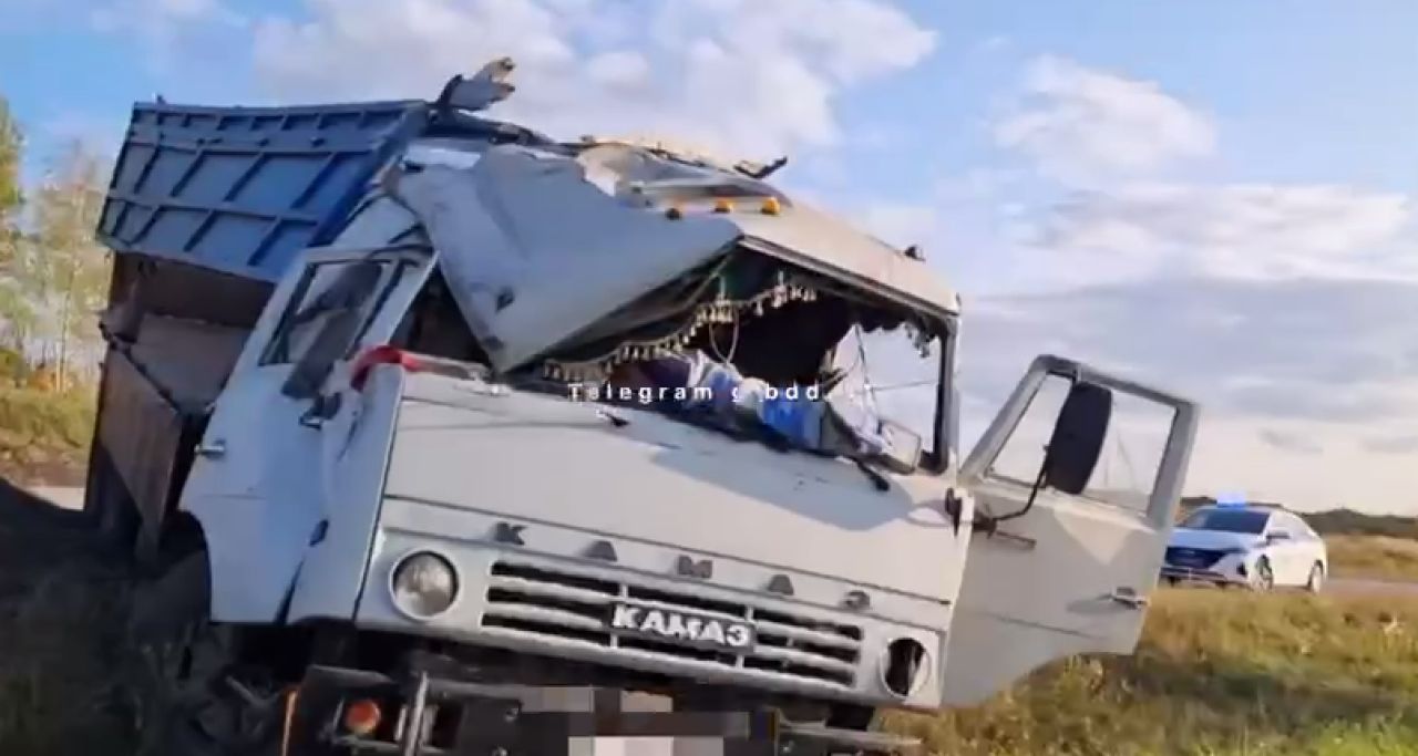 В Белгородской области пьяный мужчина перевернулся на КамАЗе