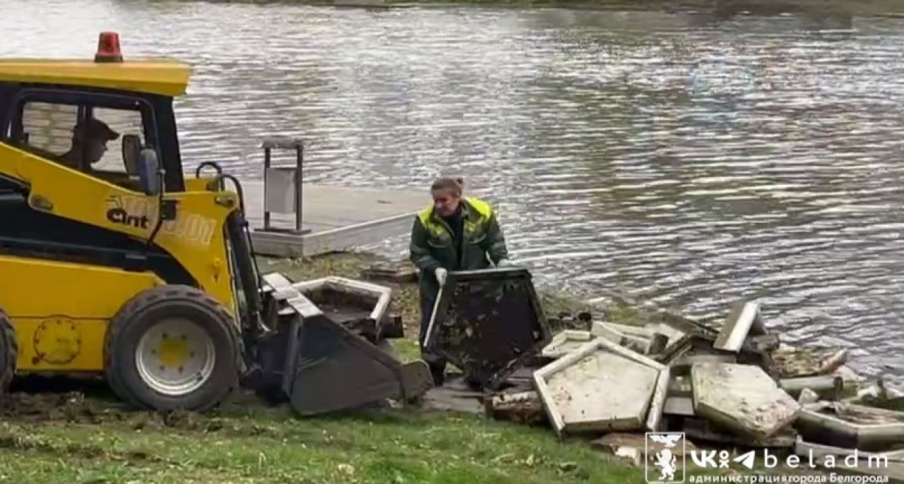В Белгороде из реки выловили плавучие клумбы