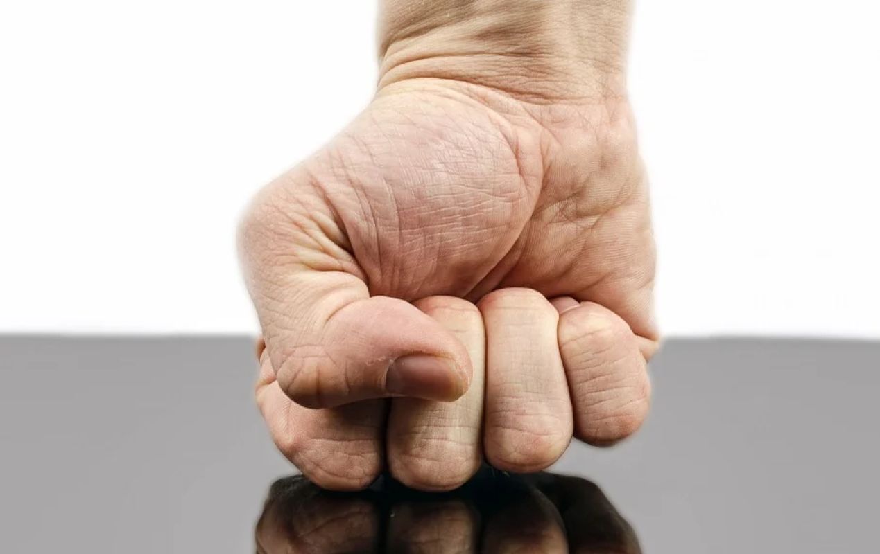 В Белгороде мужчина поругался с&nbsp;женой и&nbsp;избил чужую машину