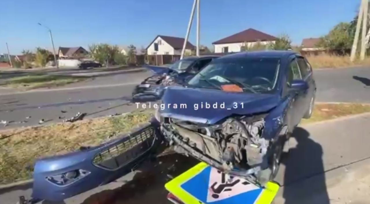 Под Белгородом из-за неосторожного маневра девушки случилось тройное ДТП