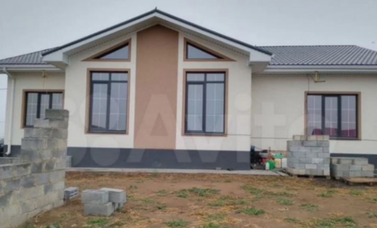 Многодетная семья пытается продать дом, полученный от государства