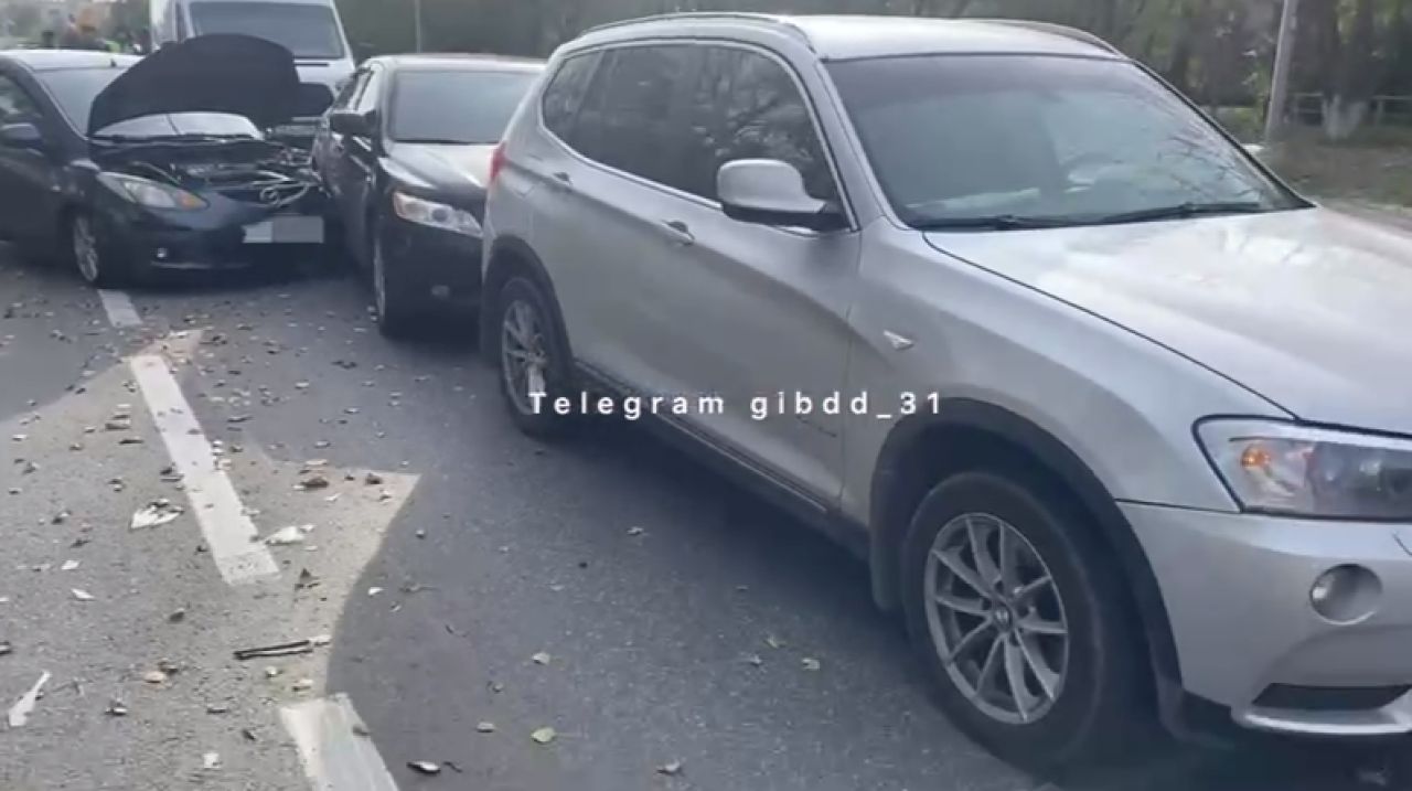 На подъезде к Белгороду столкнулись четыре машины