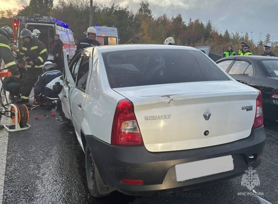 Спасатели вскрыли машины, чтобы спасти двух участников массового ДТП