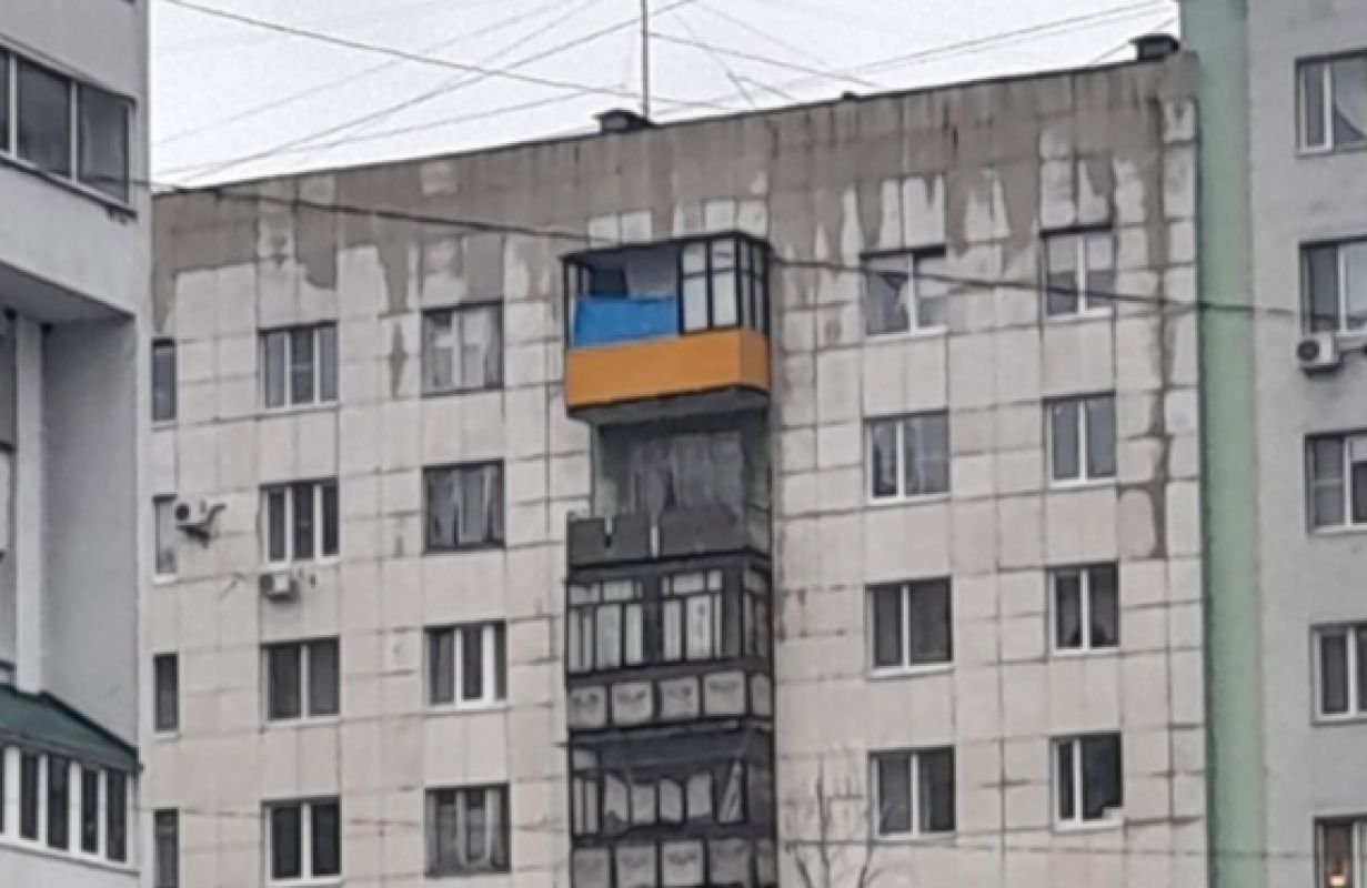 В Белгороде разгорелся скандал из-за балкона и одеяла в цветах украинского флага