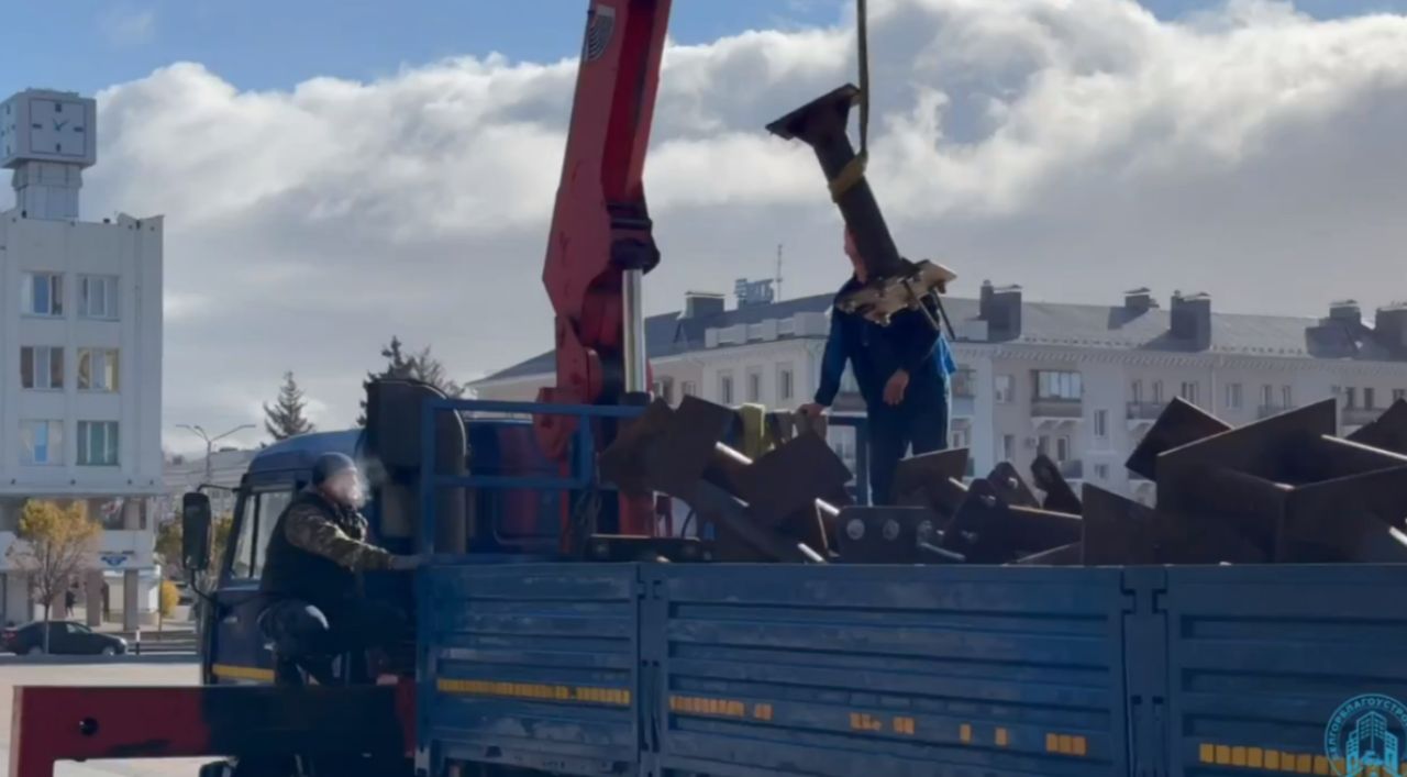 Ледовый каток везут на Соборную площадь в разобранном виде
