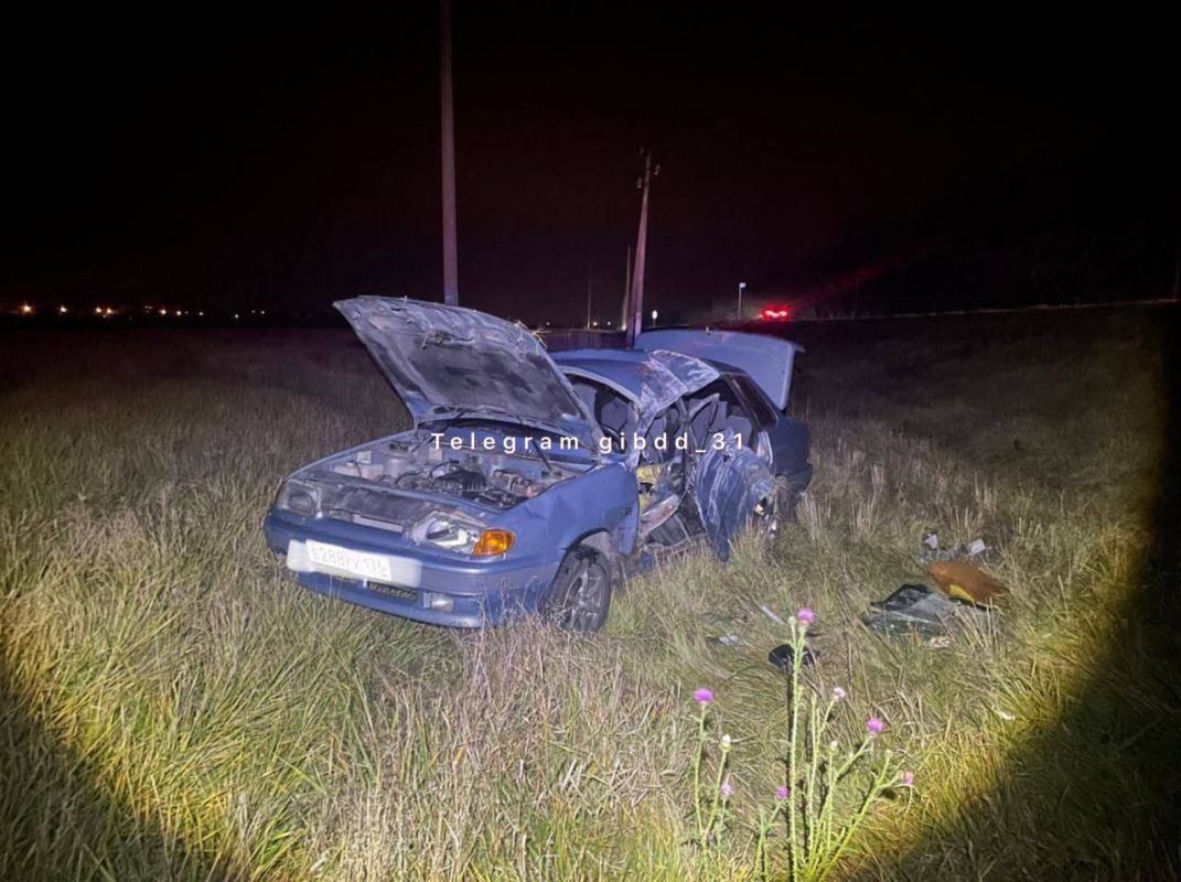 В Белгородской области пьяный водитель легковушки влетел в фонарный столб