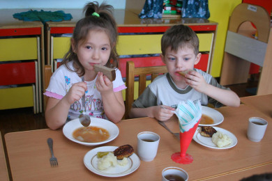 На Белгородчине 26 тысяч детей из многодетных семей бесплатно кормят в школах