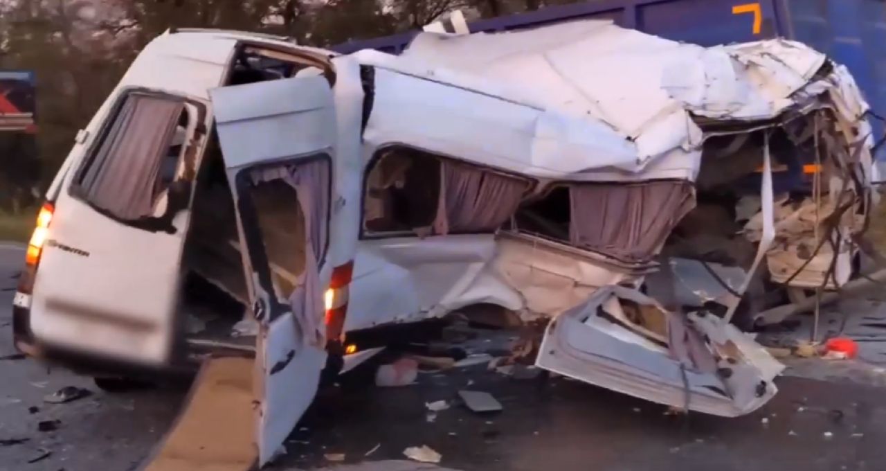 В громкой аварии с микроавтобусом погибли два человека