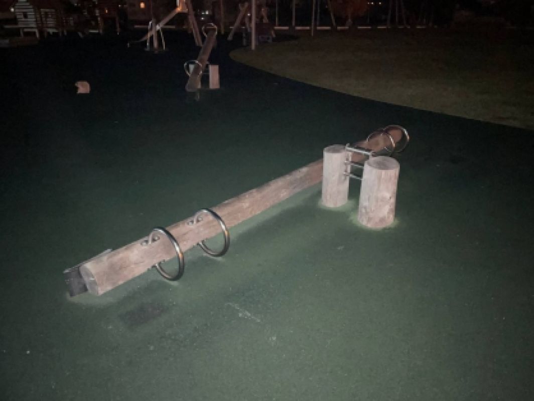 В Яковлево качели развалились под годовалой девочкой и придавили ее