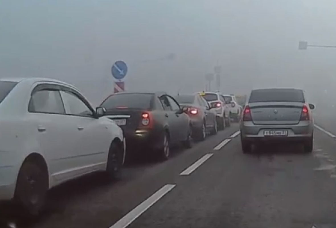 В Белгороде три машины столкнулись на окутанной туманом дороге