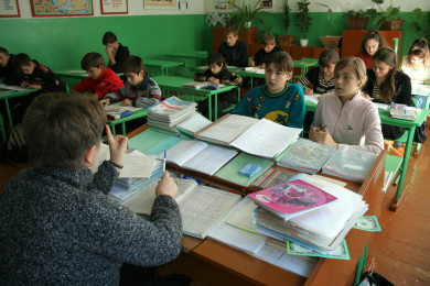 Учителям развяжут руки в борьбе с телефонами на уроках в школах