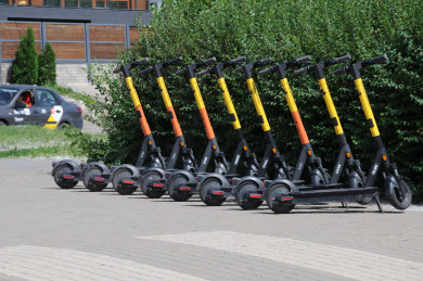 Власти предложили запретить самокатчикам ездить пьяными и скрываться с места ДТП