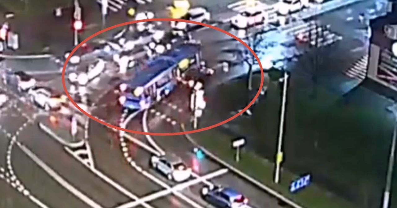 В Белгороде автобус зацепил и протаранил легковушку