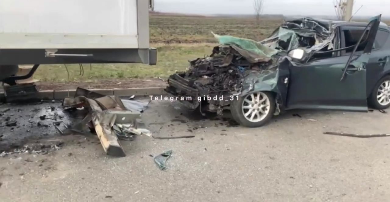 В Белгородской области мужчина влетел в фуру на легковушке и умер