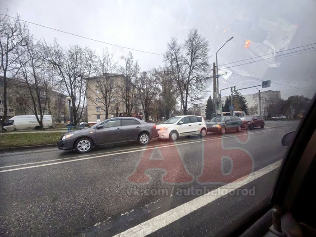 В Белгороде столкнулись четыре машины