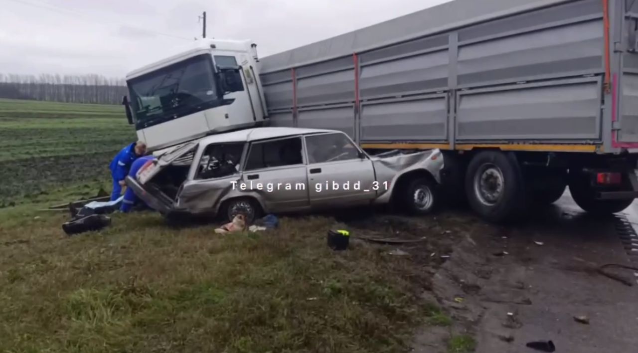 В Белгородской области водитель четверки влетел в фуру и погиб