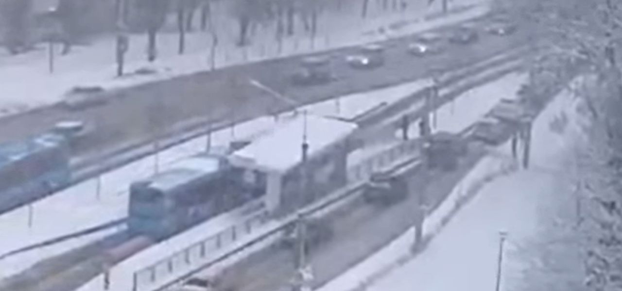 Утреннюю аварию с автобусами на Щорса зафиксировала камера