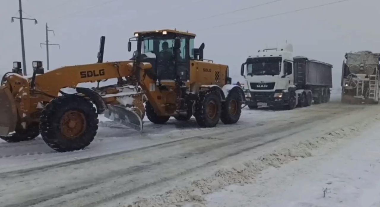 В Белгородской области трактор затащил большегруз на крутой подъем