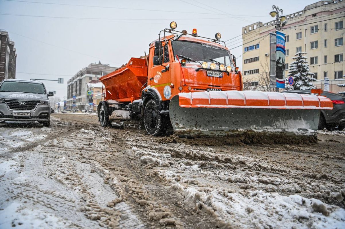 В Белгороде усиленно расчищают дороги после снегопада