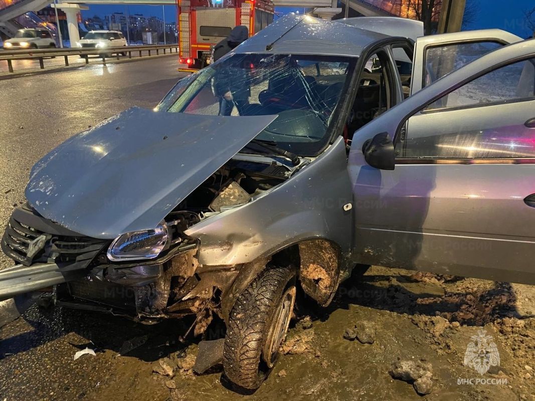 В Строителе молодого человека зажало в машине