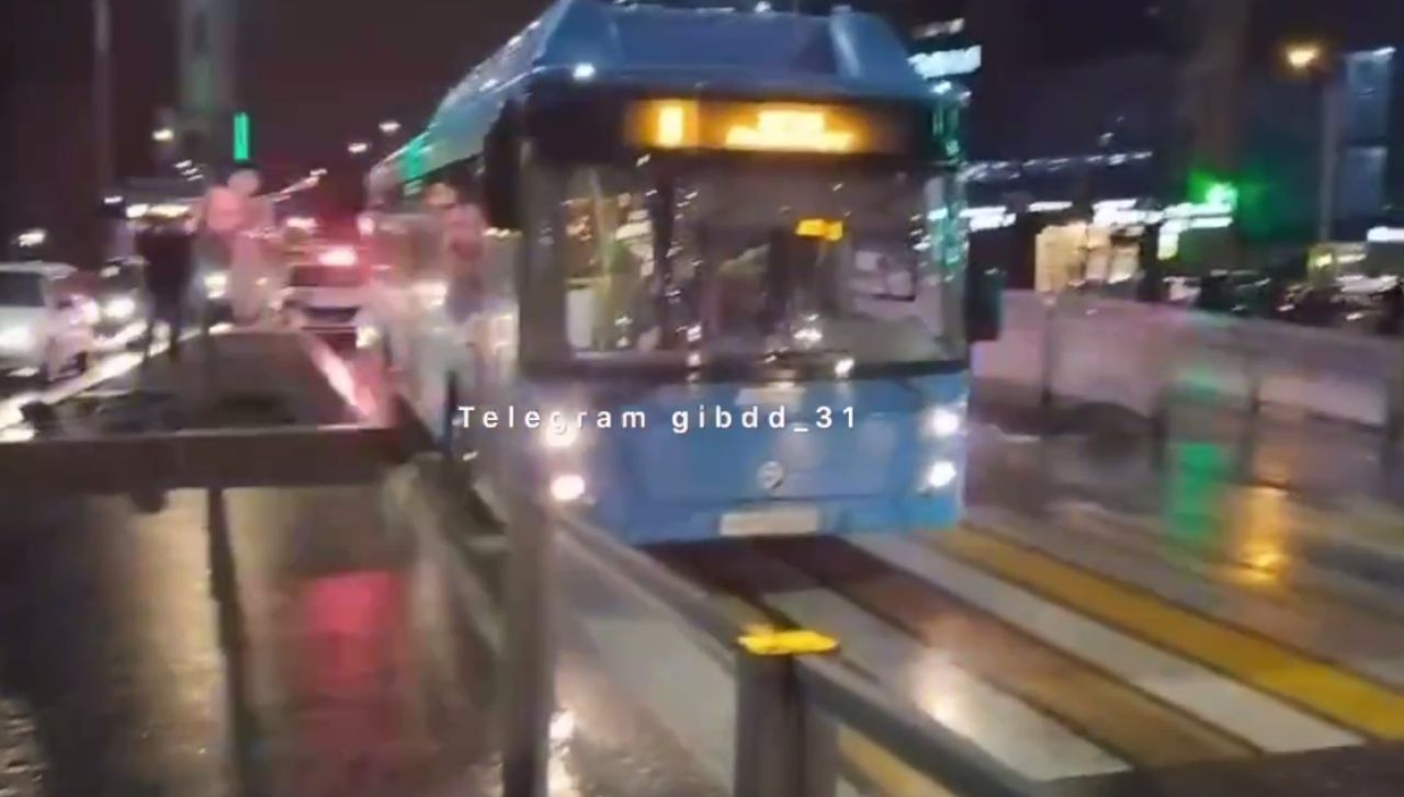 В Белгороде автобус с женщиной за рулем сбил мужчину