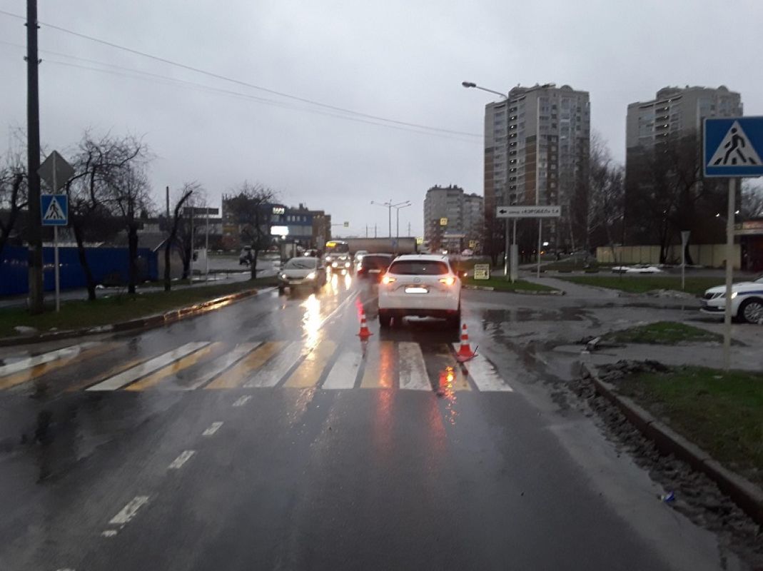 В Белгороде кроссовер сбил молодую женщину