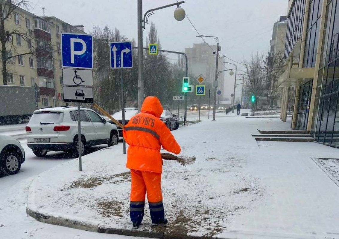 В Белгороде начали чистить улицы от снега