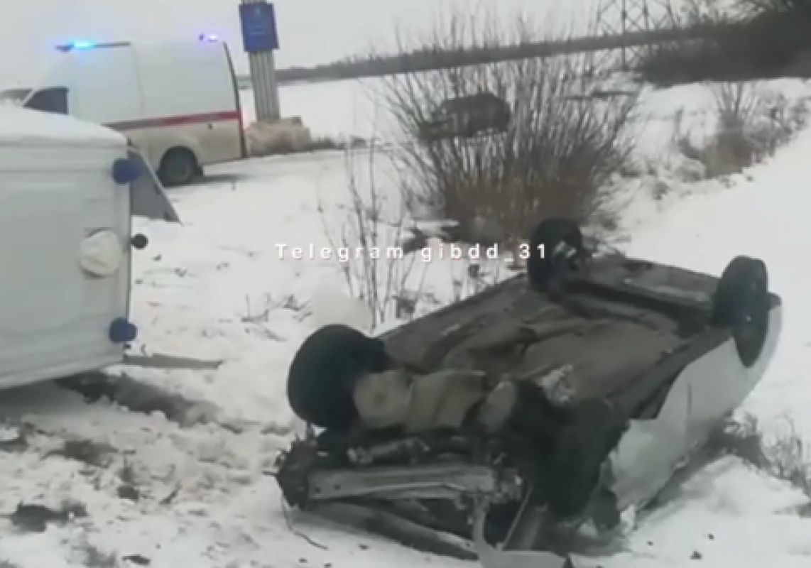 В Белгородской области перевернулась машина скорой помощи