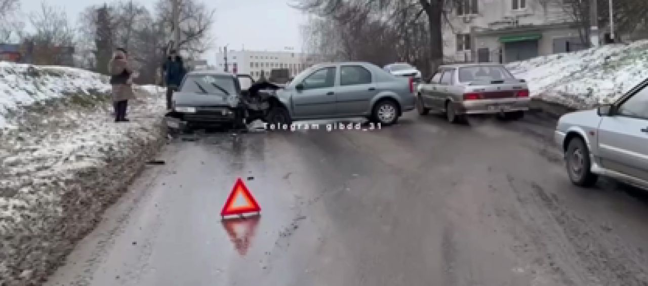 Два человека пострадали в жестком столкновении легковушек в Валуйках